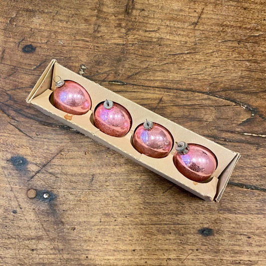 Pattern: Set of 4 Vintage Pink Glass Baubles – Curiosité Göteborg | Fransk vintageinredning från Curiosité