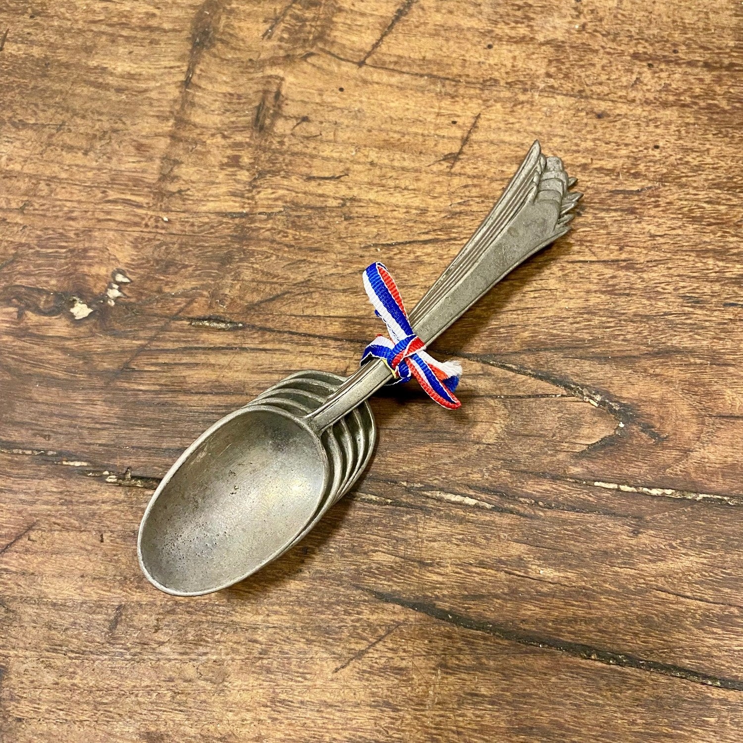 Pattern: Set of 5 Vintage French Pewter Spoons – Marked “Étain” – Curiosité Göteborg | Fransk vintageinredning från Curiosité