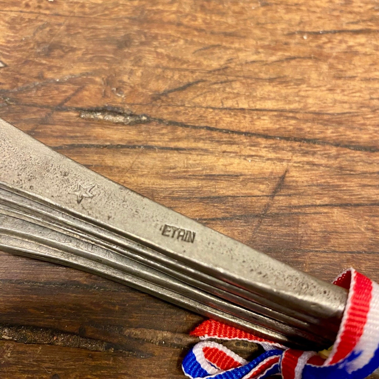 Pattern: Set of 5 Vintage French Pewter Spoons – Marked “Étain” – Curiosité Göteborg | Fransk vintageinredning från Curiosité