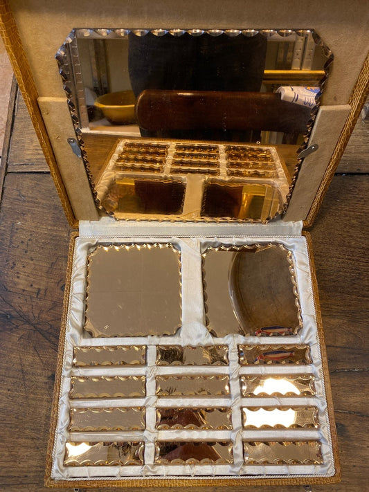 Pattern: Table display – Curiosité Göteborg | Fransk vintageinredning från Curiosité