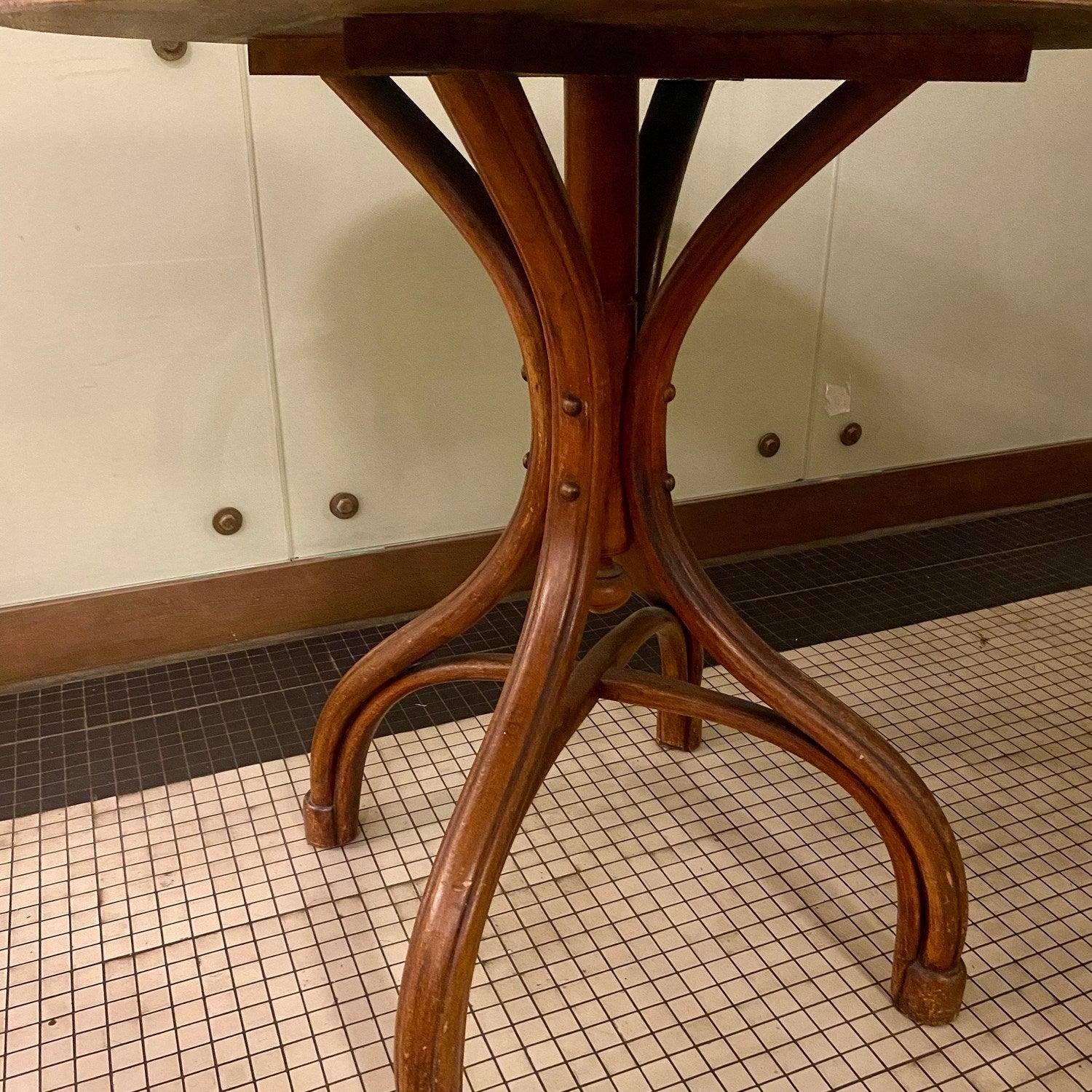 Pattern: Thonet Round Bistro Table with Glass Top – Curiosité Göteborg | Fransk vintageinredning från Curiosité