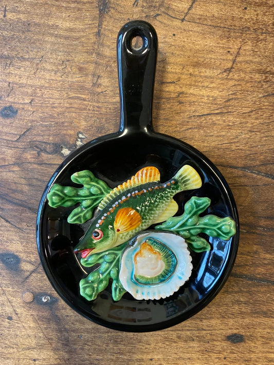 Pattern: Vallauris Style Fish & Shell Plaque – Curiosité Göteborg | Fransk vintageinredning från Curiosité