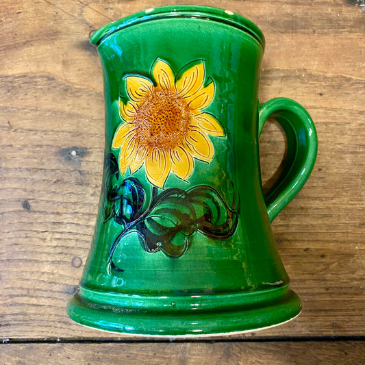 French vintage Vallauris green pitcher with sunflower design, handmade ceramic from Provence.
Fransk vintagekanna från Vallauris i grön glasyr med solrosmotiv, handgjord keramik från Provence.