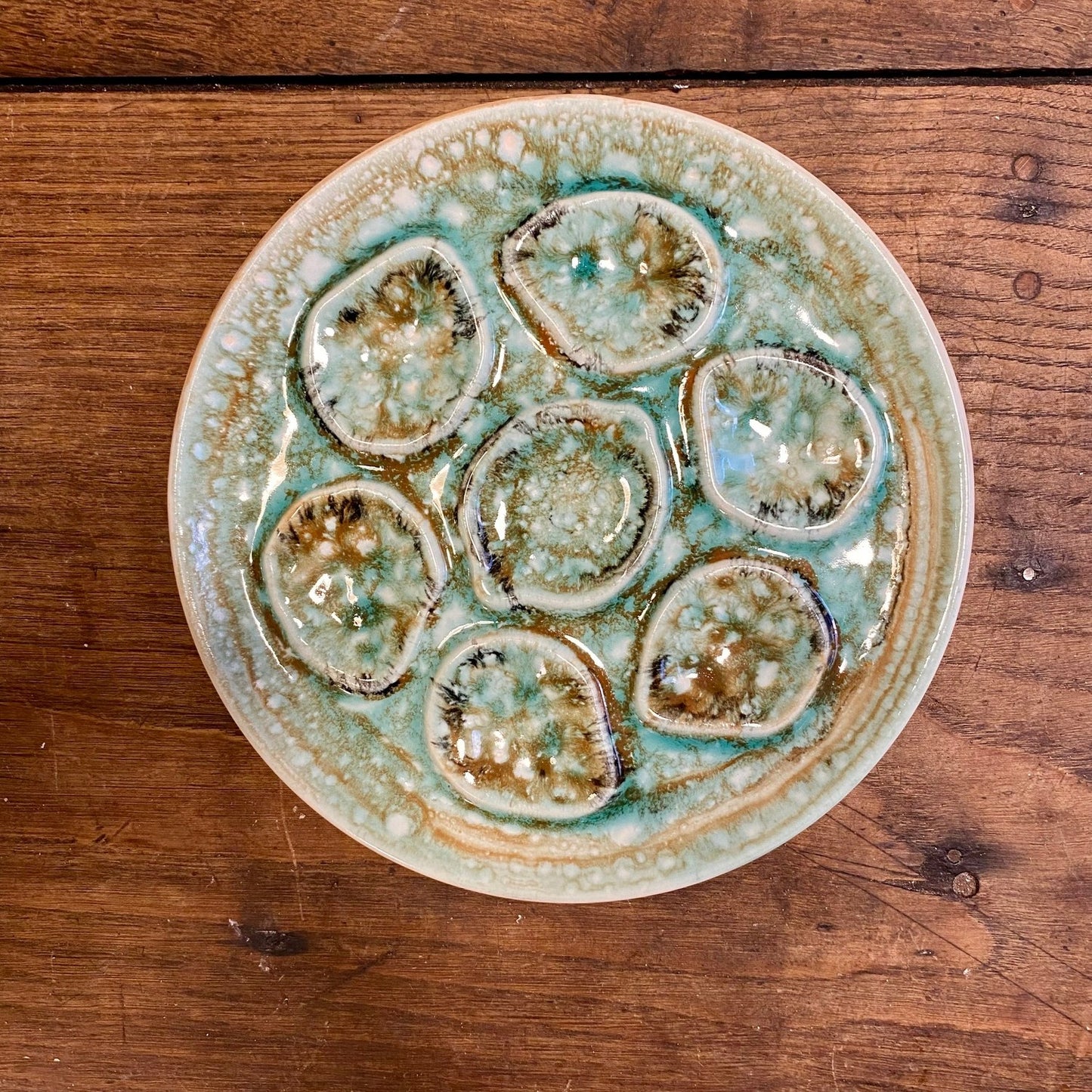 Pattern: Vintage Ceramic Oyster Plate – Turquoise Crystalline Glaze – Curiosité Göteborg | Fransk vintageinredning från Curiosité