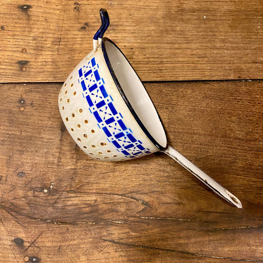Pattern: Vintage Enamel Colander – Blue and White, Belgium – Curiosité Göteborg | Fransk vintageinredning från Curiosité