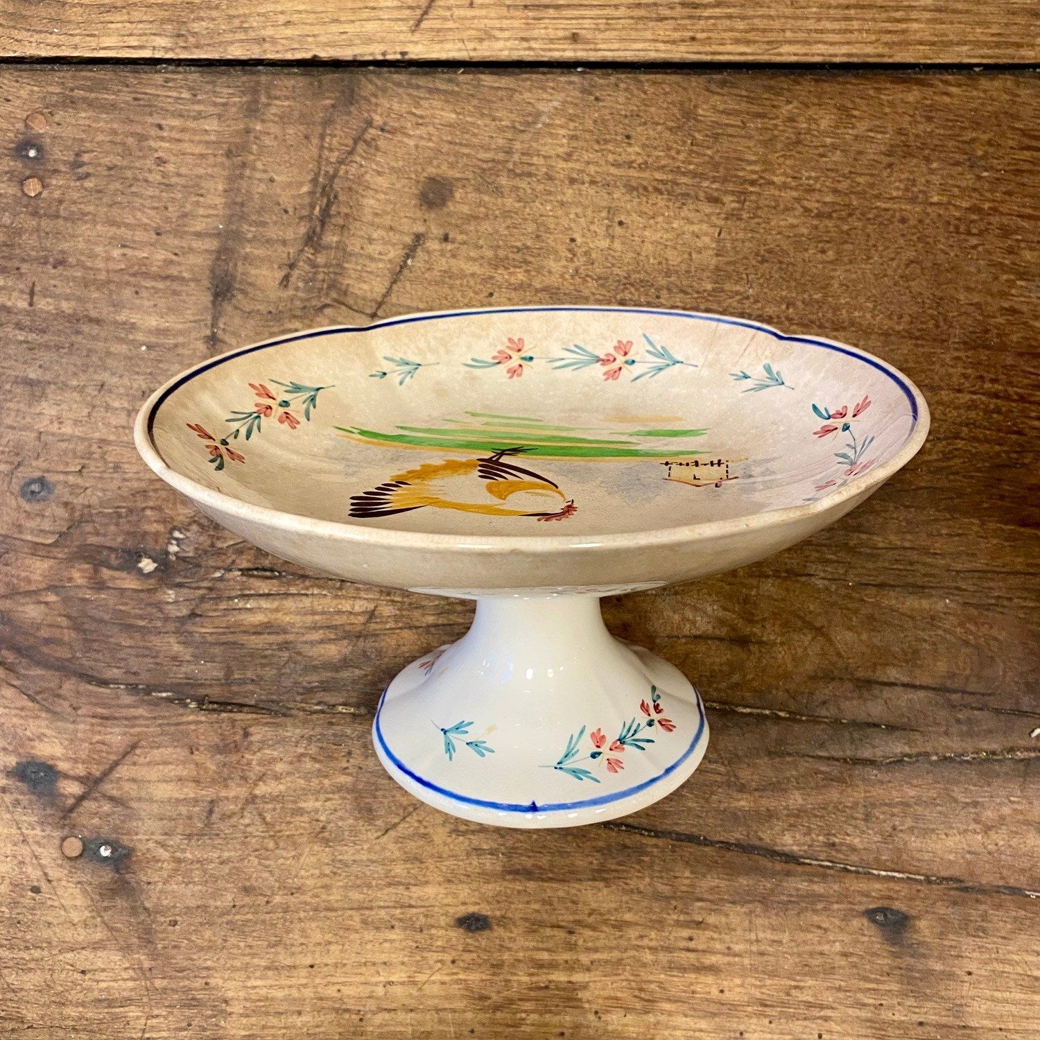 Pattern: Vintage French Faïence Pedestal Dish – Sarreguemines – Curiosité Göteborg | Fransk vintageinredning från Curiosité