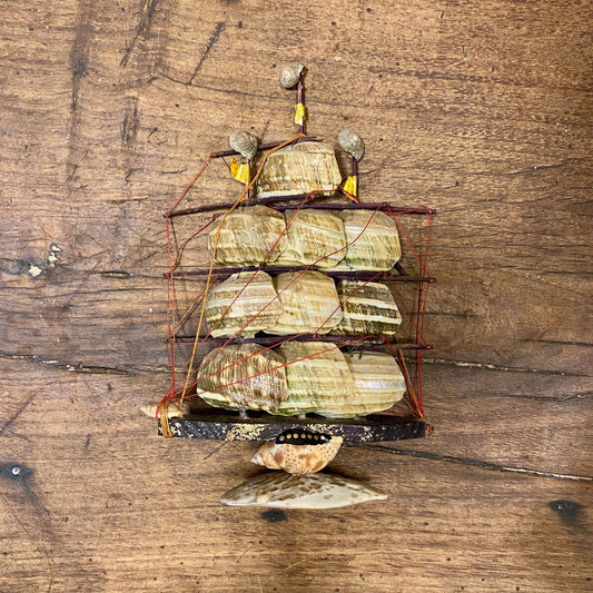 Pattern: Vintage Shell Sailboat Figurine – Curiosité Göteborg | Fransk vintageinredning från Curiosité