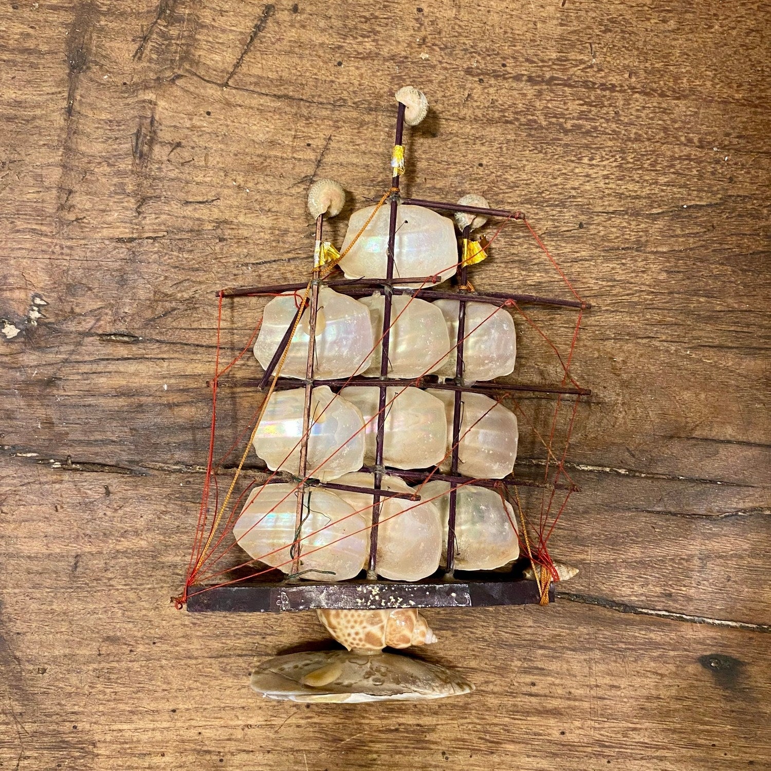 Pattern: Vintage Shell Sailboat Figurine – Curiosité Göteborg | Fransk vintageinredning från Curiosité